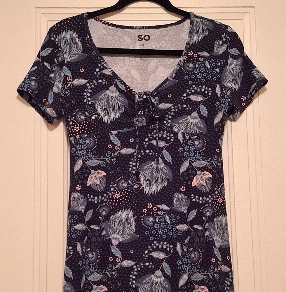 A cute spring/summer dress, brand name So, size S, never worn, like new condion.